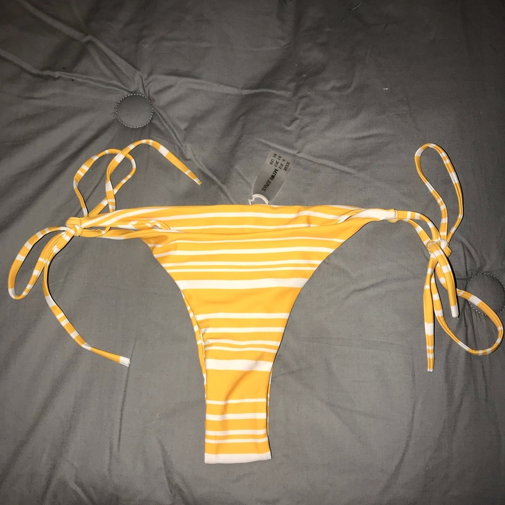 I am selling this swimsuit bottoms.